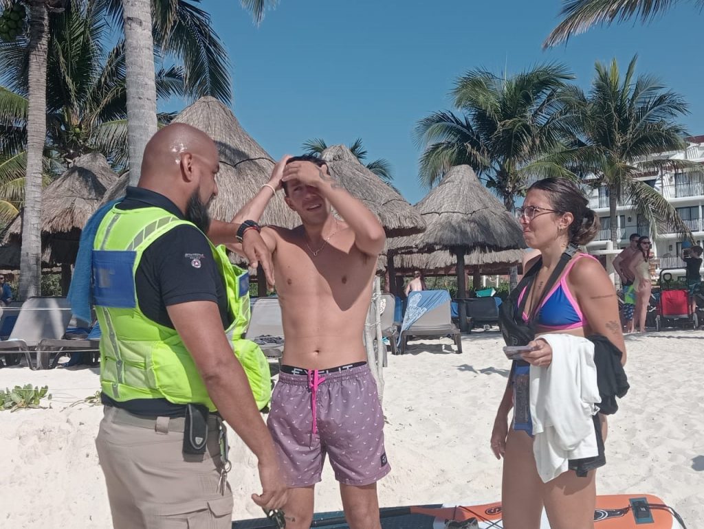Rescatan turistas que realizaban padel board y fueron arrastrados por el viento