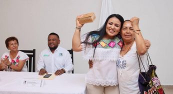 Blanca Merari fortalece apoyo a artesanos de Puerto Morelos con entrega de credenciales municipales