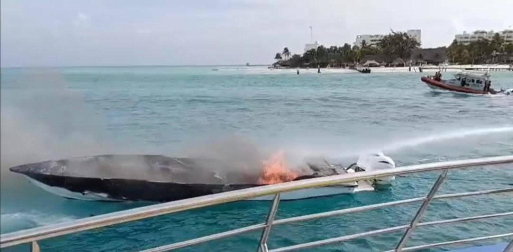Se incendia lancha turística frente de Isla Mujeres, no se reportan lesionados