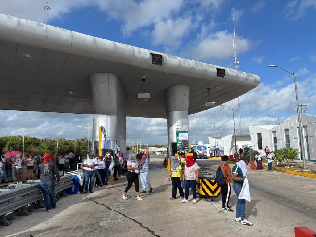 Maestros toman caseta de la carretera Tintal-Playa del Carmen