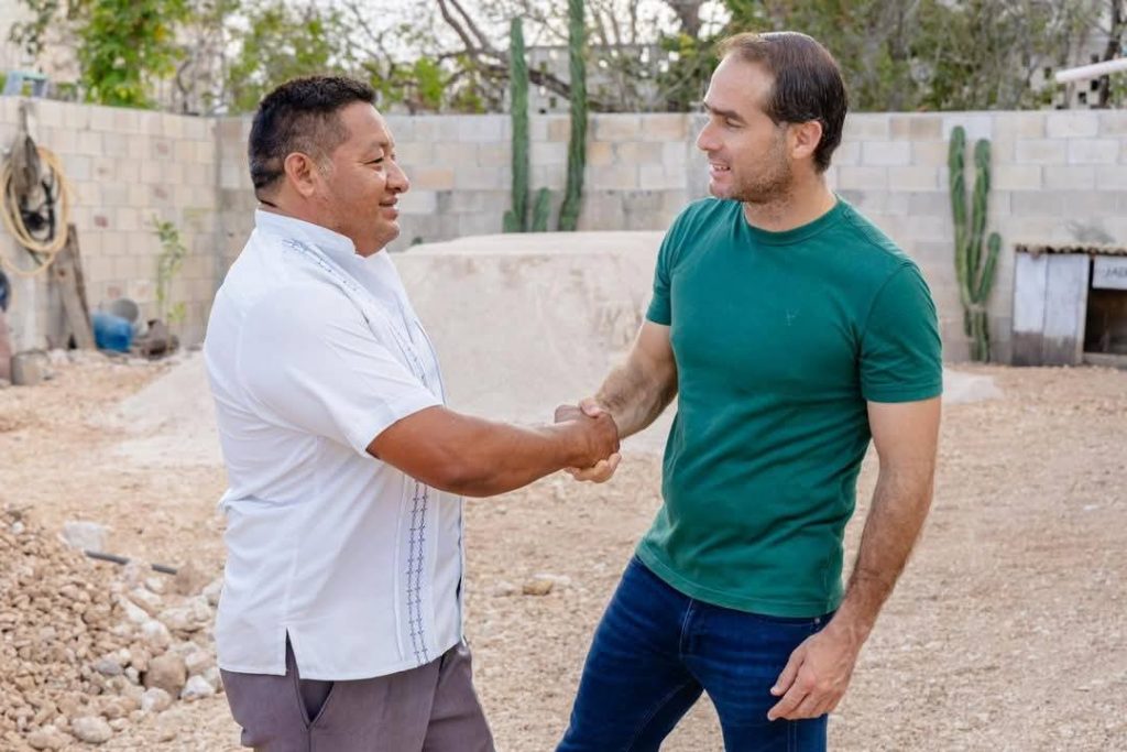 Presidente municipal de Tulum continúa visitas domiciliarias en la colonia Cristal