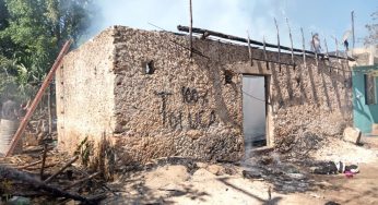 Incendio consume el techo de una casa en la localidad de Tihosuco