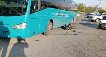 Motociclista queda debajo de un autobús sobre la Av. Bonampak