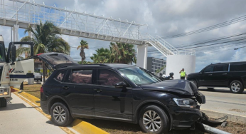 Choca camioneta contra camellón y poste en el bulevar Colosio