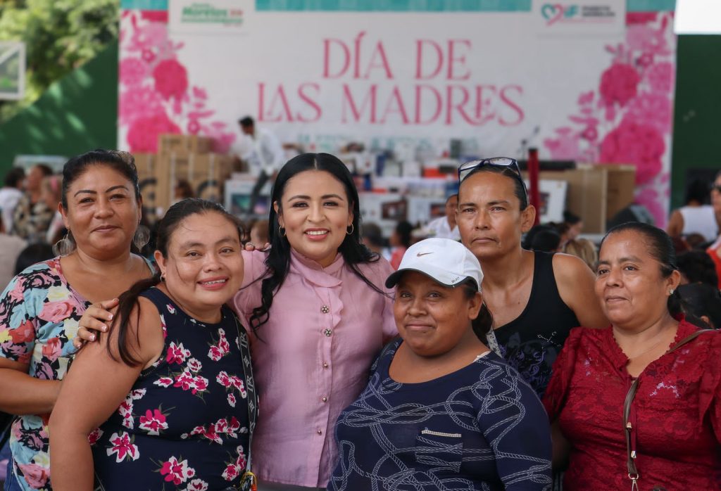 Homenaje de Blanca Merari a las madres que laboran en el ayuntamiento