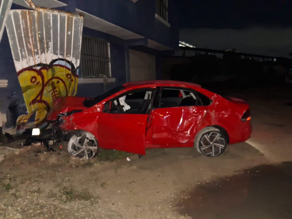 Conductor impacta su vehículo contra un portón 