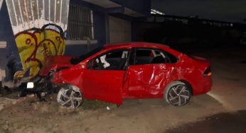 Conductor impacta su vehículo contra un portón 
