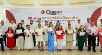 Reconocen a 278 docentes con 30 años de servicio en el Día del Maestro
