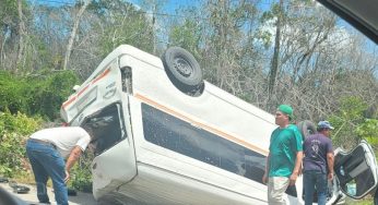 Fallece pasajero al volcarse van en Felipe Carrillo Puerto