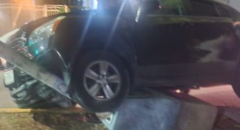 Conductor imprudente choca contra poste en la avenida Cobá