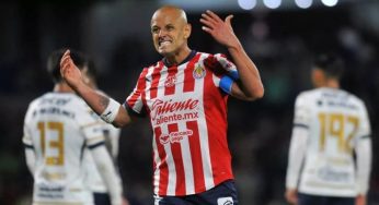 Chicharito enciende las alarmas en Chivas tras salir lesionado en amistoso ante Atlante