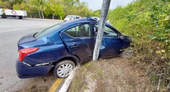 Conductor choca contra poste en bulevar Kukulcán