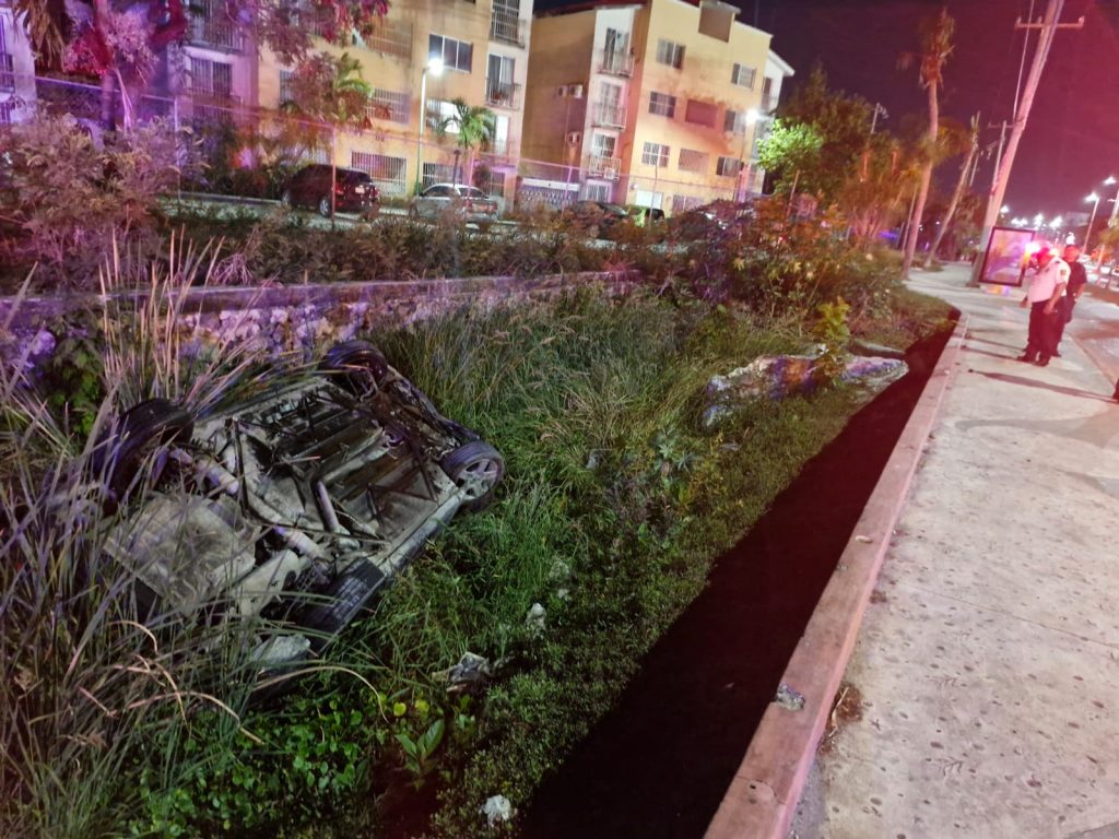 Automovilista termina en una zanja
