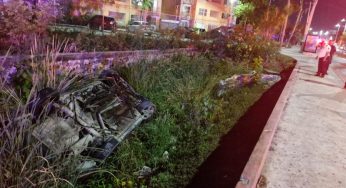 Automovilista termina en una zanja