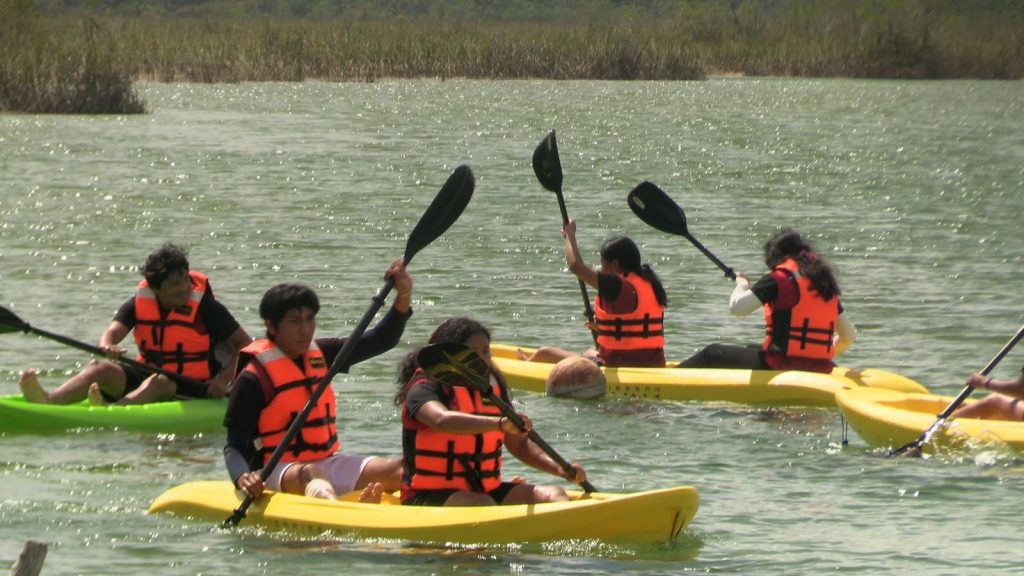 Estudiantes del Conalep exploran el ecoturismo con prácticas en kayak