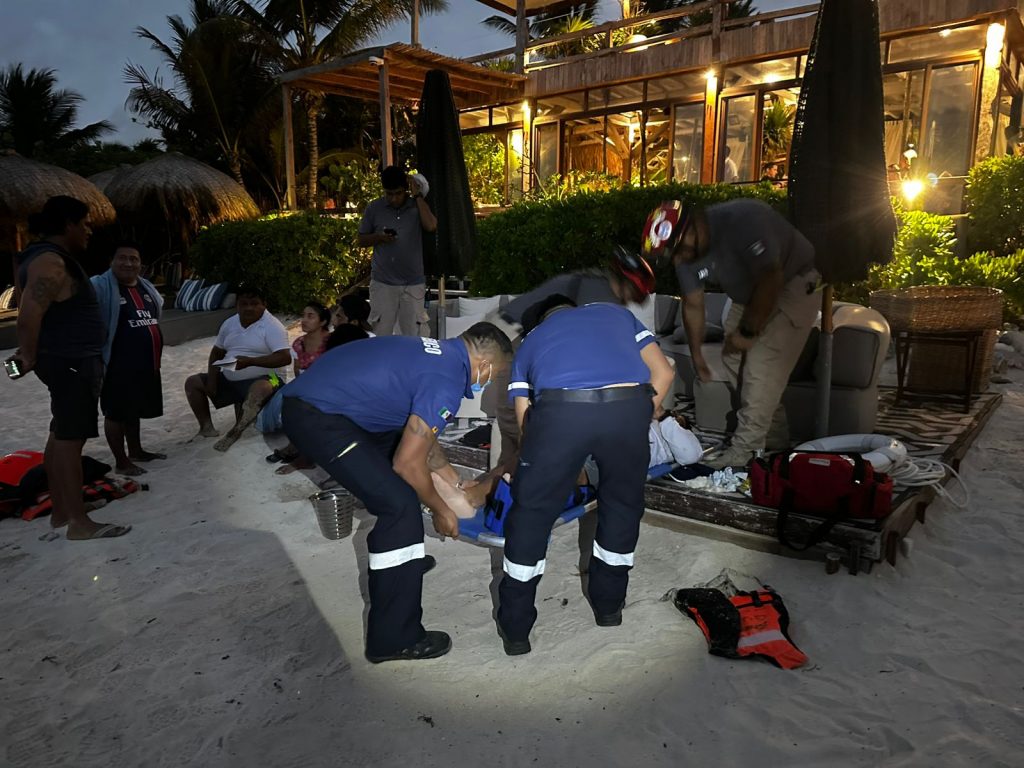 7 hombres sobreviven a volcadura de lancha turística frente a Punta Solimán