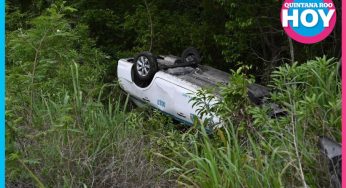 Vehículo de transporte público sufre volcadura en la carretera