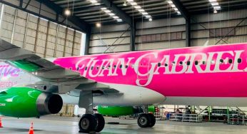 Rinden tributo a Juan Gabriel con un nuevo avión conmemorativo