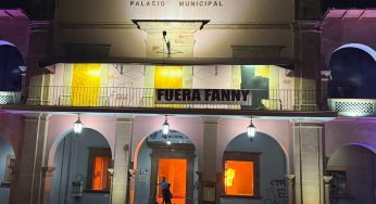 Manifestantes incendian Palacio de Gobierno de Apatzingán por asesinatos