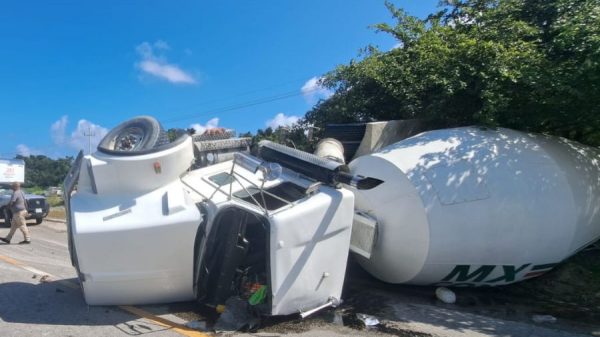 Accidente en la carretera federal 307 provoca volcadura de camión