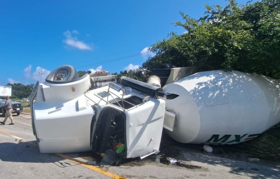 Accidente en la carretera federal 307 provoca volcadura de camión