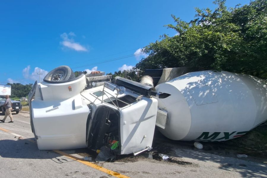 Accidente en la carretera federal 307 provoca volcadura de camión