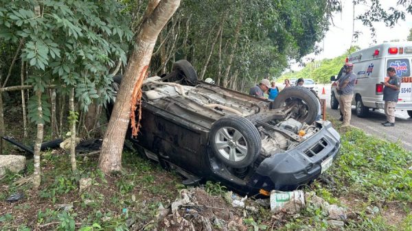 Volcadura en carretera Tulum–Cobá deja a mujer y menor lesionadas