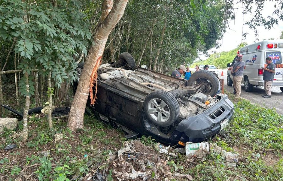 Volcadura en carretera Tulum–Cobá deja a mujer y menor lesionadas