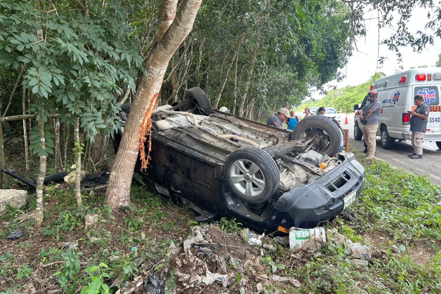 Volcadura en carretera Tulum–Cobá deja a mujer y menor lesionadas