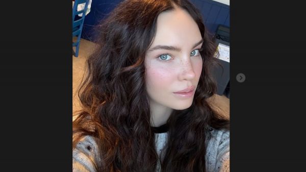 Belinda sorprende con nuevo look como Carlota
