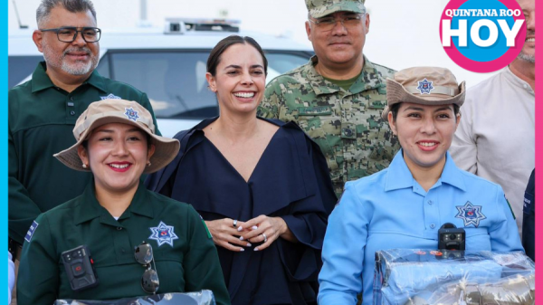 Ana Paty Peralta encabeza la entrega de uniformes policiales en Benito Juárez