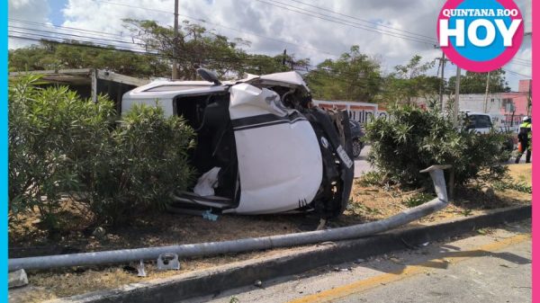 Vuelca camioneta en la López Portillo tras falla de neumático