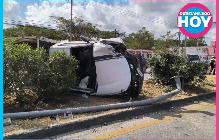 Vuelca camioneta en la López Portillo tras falla de neumático