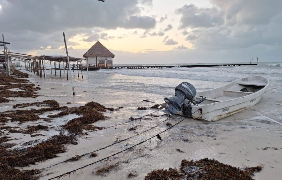 Holbox enfrenta recale de sargazo