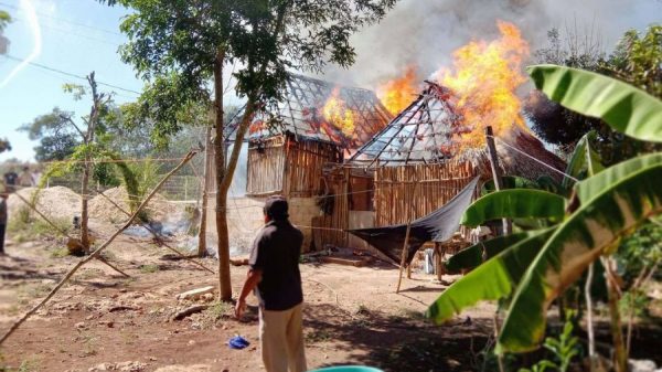 Incendio consume vivienda