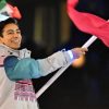 Donovan Carrillo porta la bandera de México en Milano-Cortina 2026