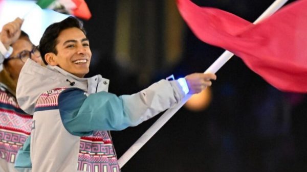 Donovan Carrillo porta la bandera de México en Milano-Cortina 2026