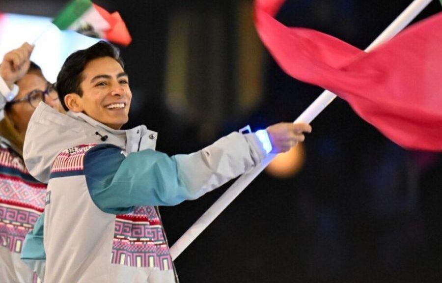 Donovan Carrillo porta la bandera de México en Milano-Cortina 2026