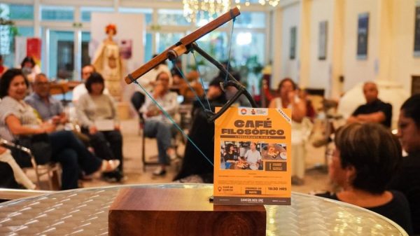 Café Filosófico inicia temporada con diálogo sobre incertidumbre y esperanza