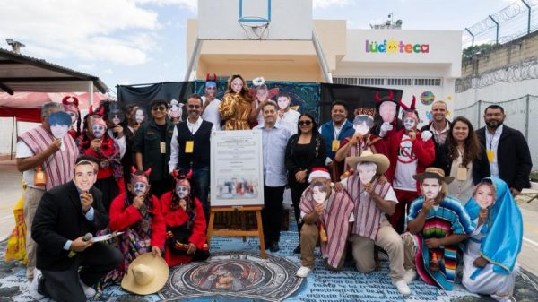 Compañía de Teatro Penitenciario devela su primera placa de fin de temporada