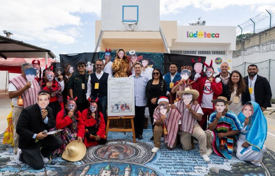 Compañía de Teatro Penitenciario devela su primera placa de fin de temporada