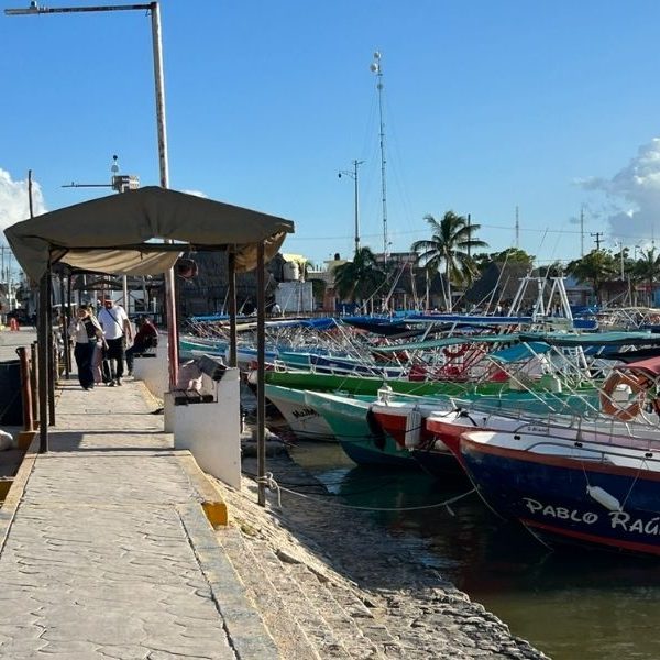 Frentes fríos mantienen paralizada la pesca y el turismo náutico en Holbox y Chiquilá, afectando a cerca de 300 pescadores que esperan una mejora climática.