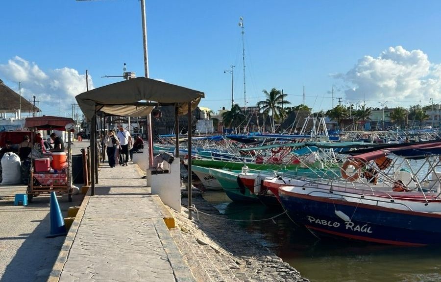 Frentes fríos mantienen paralizada la pesca y el turismo náutico en Holbox y Chiquilá, afectando a cerca de 300 pescadores que esperan una mejora climática.