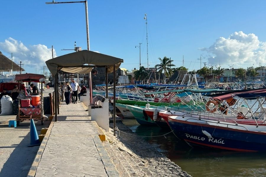 Frentes fríos mantienen paralizada la pesca y el turismo náutico en Holbox y Chiquilá, afectando a cerca de 300 pescadores que esperan una mejora climática.