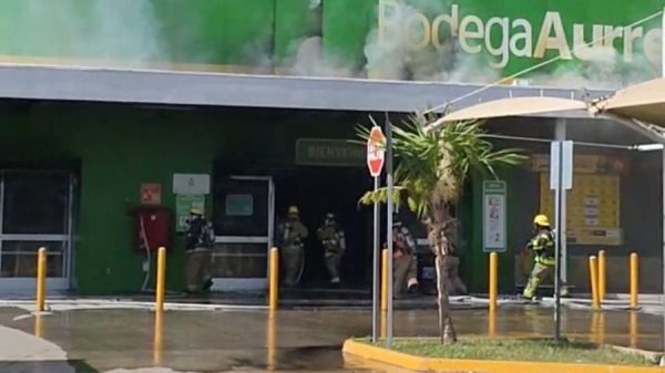 Incendio en Bodega Aurrerá de Cozumel deja intoxicados