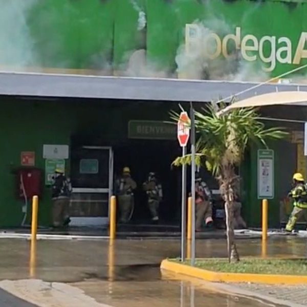 Incendio en Bodega Aurrerá de Cozumel deja intoxicados