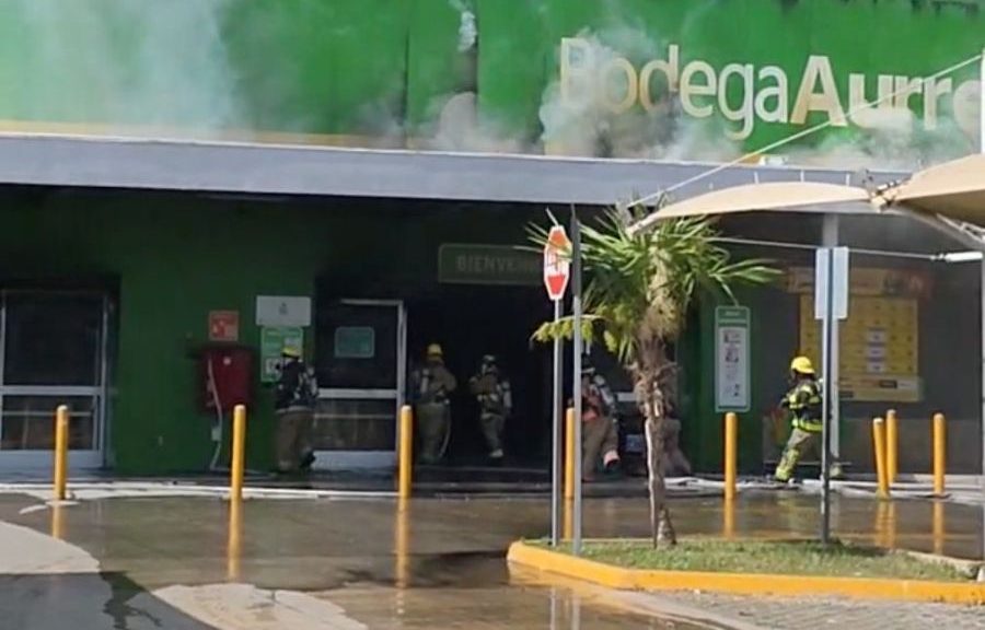 Incendio en Bodega Aurrerá de Cozumel deja intoxicados