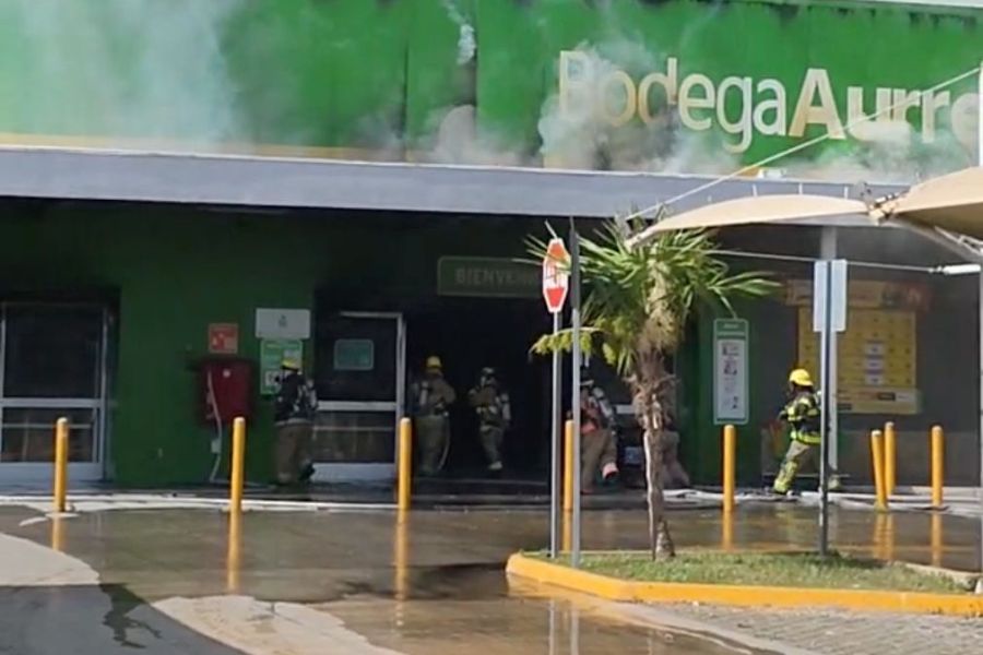 Incendio en Bodega Aurrerá de Cozumel deja intoxicados
