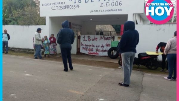Padres toman escuela en UhMay por domo inconcluso en primaria