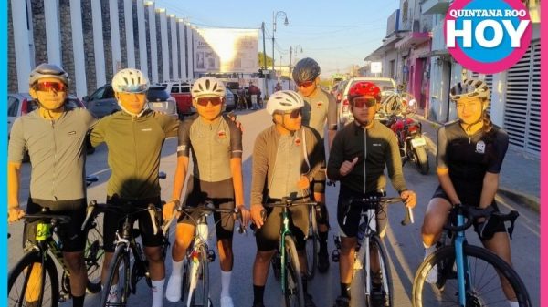 Más de 100 ciclistas participan en la carrera "Clásica Puerta al Mar" 2026